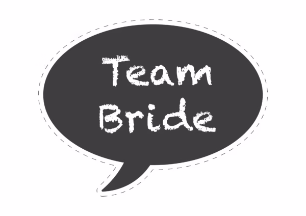 Team bride-puhekupla häiden photo boothiin