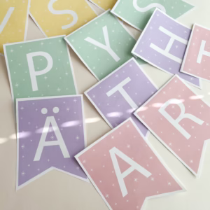 Tulostettavat aakkosviirit – Pastellisävyinen juhlabanneri A–Ö, numerot ja merkit | PDF ladattava